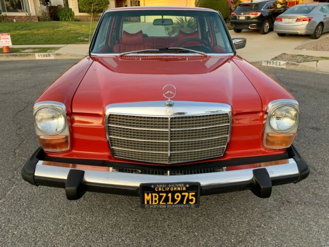 Mercedes-Benz 200-Series 1975 image number 21