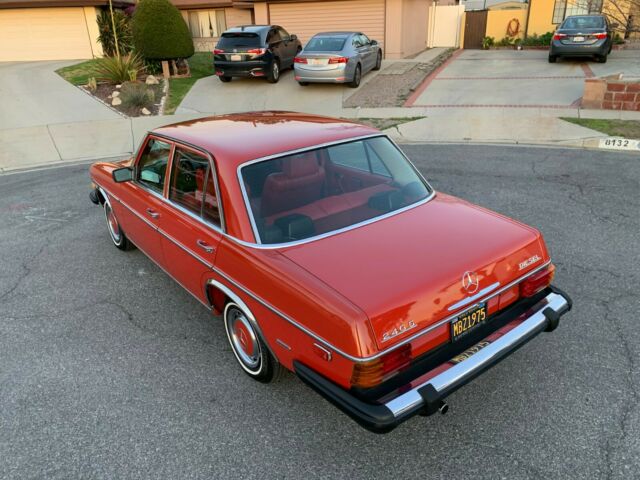 Mercedes-Benz 200-Series 1975 image number 33