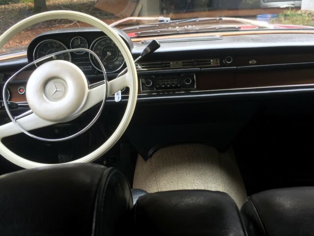 Mercedes-Benz S-Class 1969 image number 35