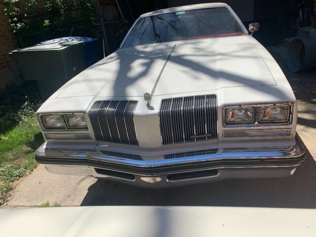 Oldsmobile Cutlass 1977 image number 1