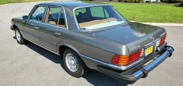 Mercedes-Benz 300-Series 1979 image number 2