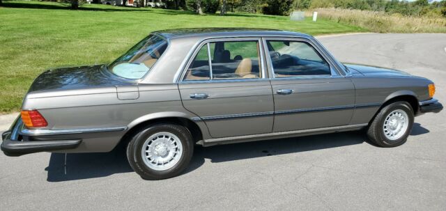 Mercedes-Benz 300-Series 1979 image number 29