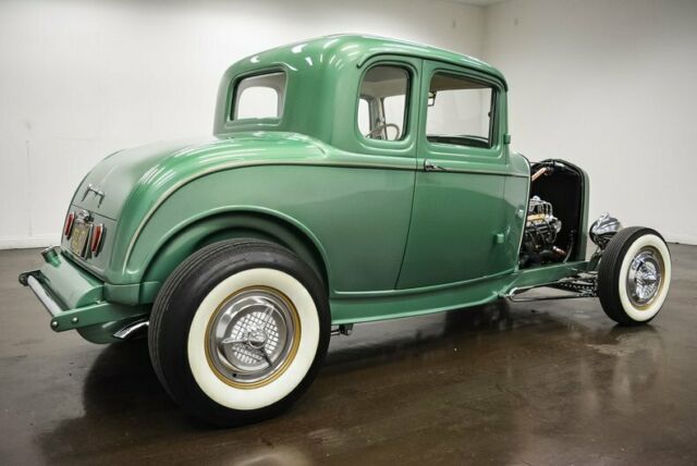 Ford 5-window Coupe 1932 image number 25