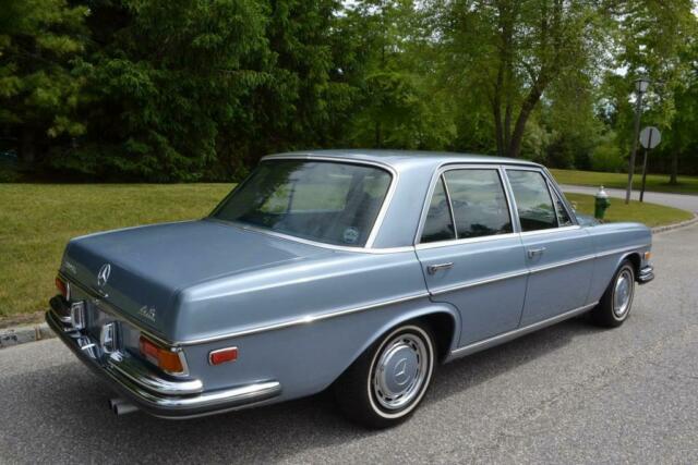 Mercedes-Benz 200-Series 1972 image number 3