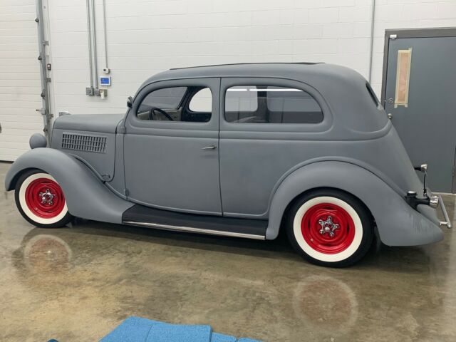 Ford Tudor Sedan Slant Back 1935 image number 0