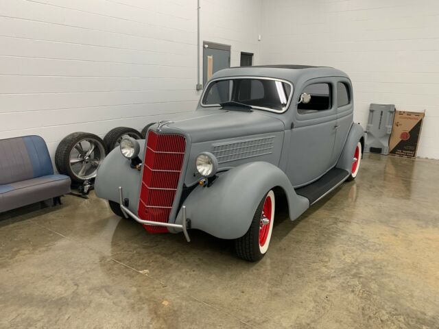 Ford Tudor Sedan Slant Back 1935 image number 28