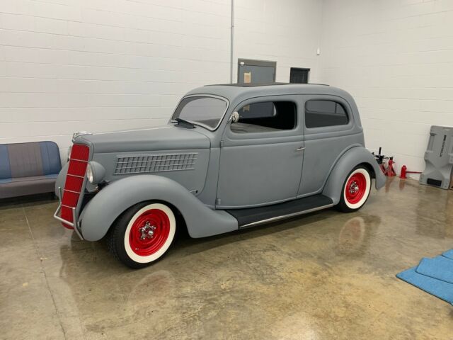 Ford Tudor Sedan Slant Back 1935 image number 29