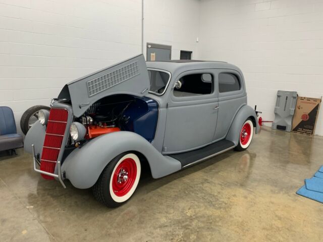 Ford Tudor Sedan Slant Back 1935 image number 30