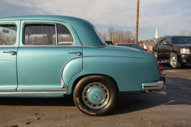 Mercedes-Benz 220S 1959 image number 10