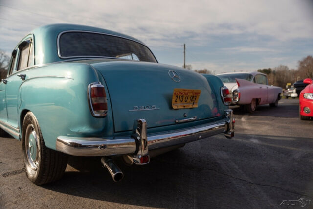 Mercedes-Benz 220S 1959 image number 11