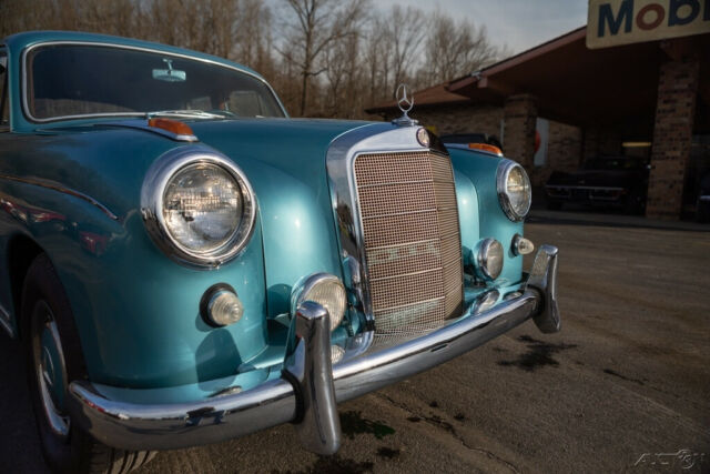 Mercedes-Benz 220S 1959 image number 18