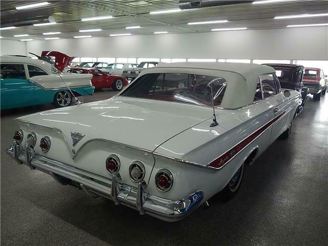 Chevrolet Impala 1961 image number 14