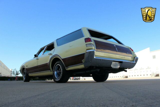 Oldsmobile Vista Cruiser 1969 image number 10