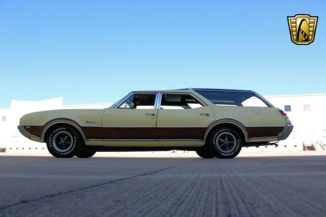 Oldsmobile Vista Cruiser 1969 image number 7