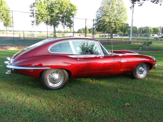 Jaguar E-Type 1970 image number 10