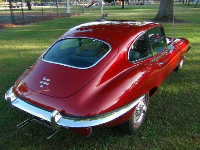 Jaguar E-Type 1970 image number 32