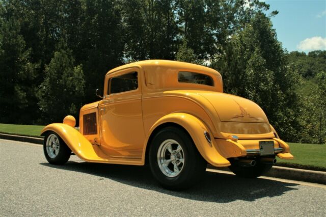 Ford 3 Window Coupe 1932 image number 2