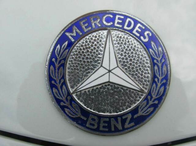 Mercedes-Benz 200-Series 1964 image number 11