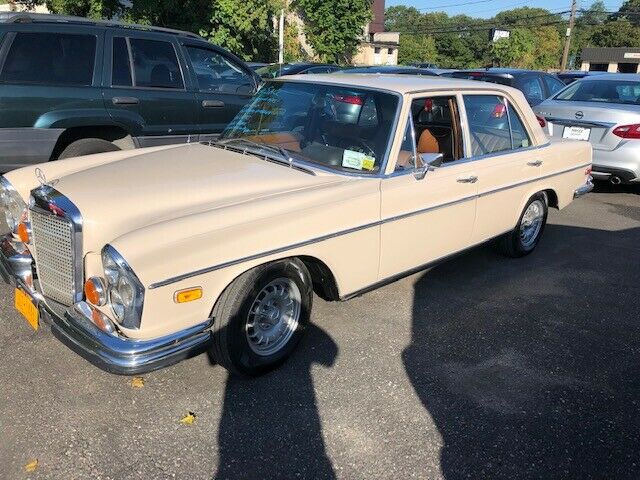 Mercedes-Benz 200-Series 1970 image number 19