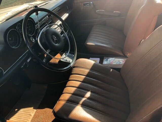 Mercedes-Benz 200-Series 1970 image number 38