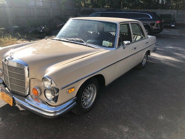 Mercedes-Benz 200-Series 1970 image number 40