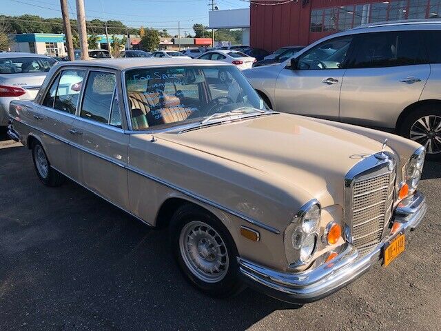 Mercedes-Benz 200-Series 1970 image number 44