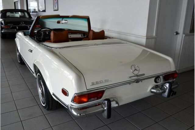 Mercedes-Benz SL-Class 1971 image number 6