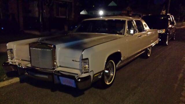 Lincoln Town Car 1977 image number 0