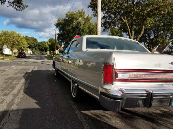 Lincoln Town Car 1977 image number 10