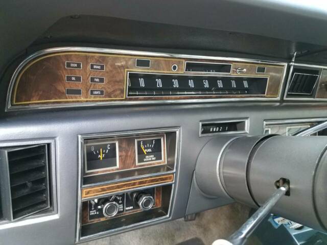 Lincoln Town Car 1977 image number 4