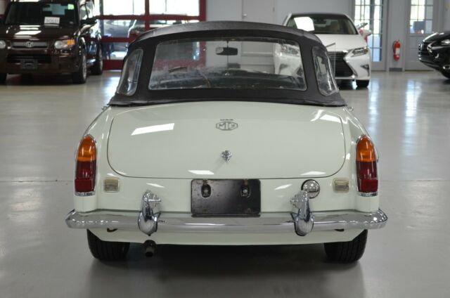 MG MGB 1967 image number 28