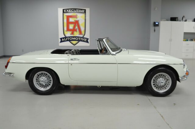 MG MGB 1967 image number 30