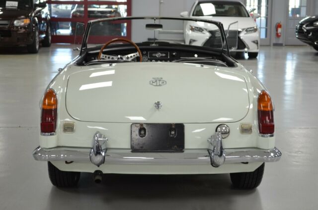 MG MGB 1967 image number 33