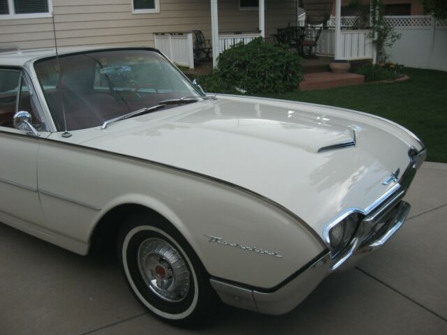 Ford Thunderbird 2 Dr Hardtop 1962 image number 2