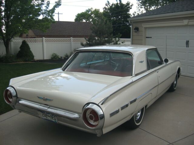 Ford Thunderbird 2 Dr Hardtop 1962 image number 3