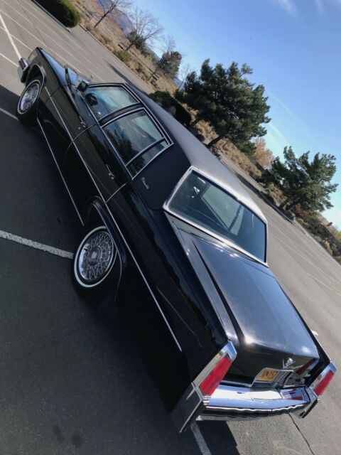 Cadillac DeVille 1977 image number 2