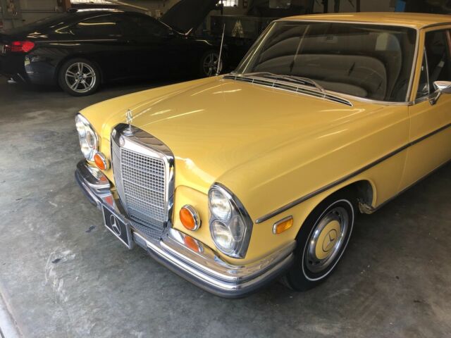 Mercedes-Benz 200-Series 1973 image number 2