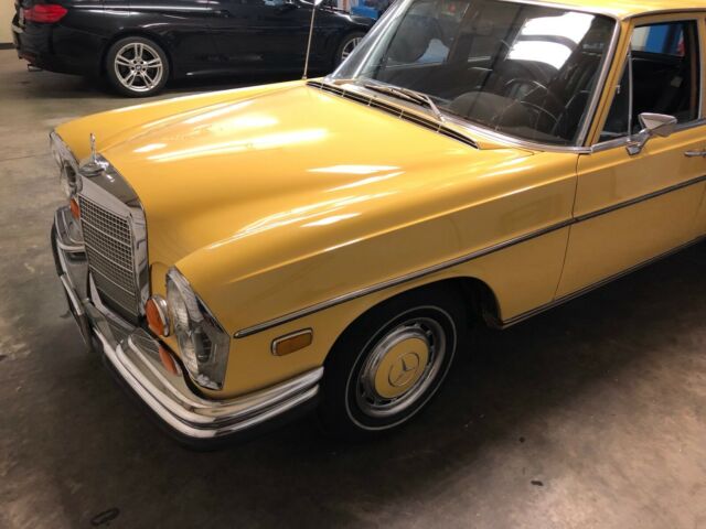 Mercedes-Benz 200-Series 1973 image number 38