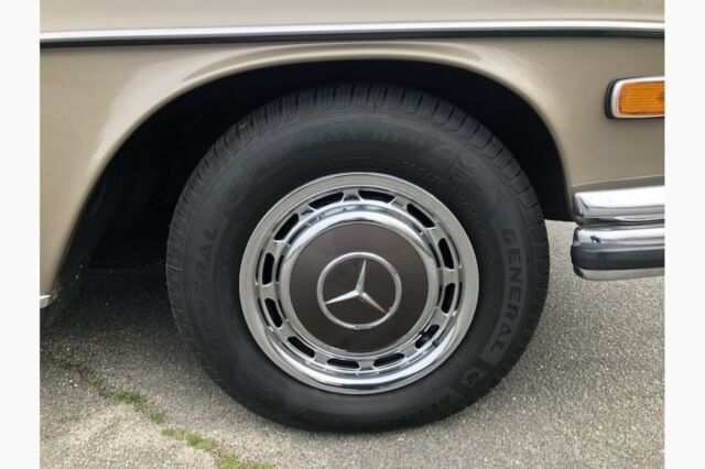 Mercedes-Benz 300-Series 1971 image number 47