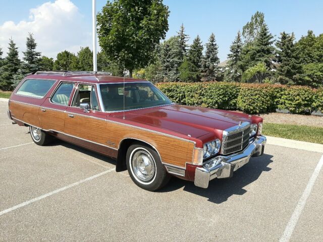 Chrysler Town and Country 9P Wagon 1975 image number 0