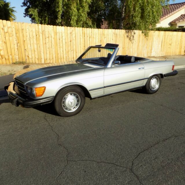 Mercedes-Benz SL-Class 1975 image number 1