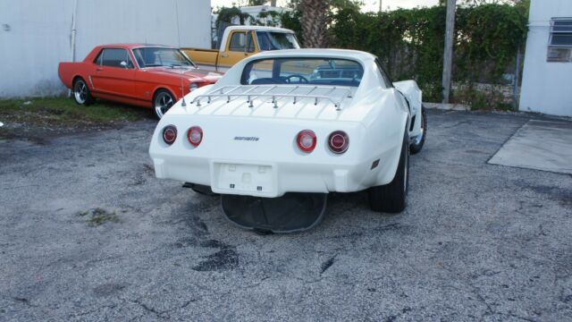 Chevrolet Corvette 1976 image number 17