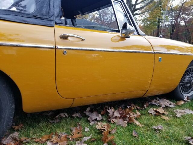 MG MGB 1972 image number 5