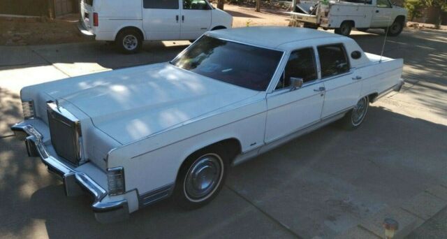 Lincoln Town Car 1979 image number 0