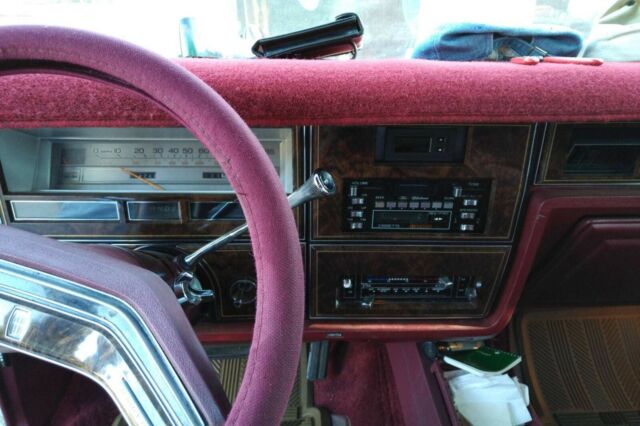 Lincoln Town Car 1979 image number 10