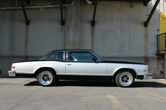 Buick Riviera 1978 image number 0