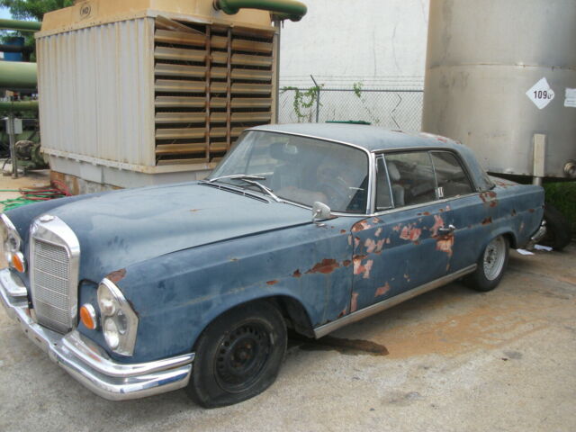 Mercedes-Benz 200-Series 1963 image number 10