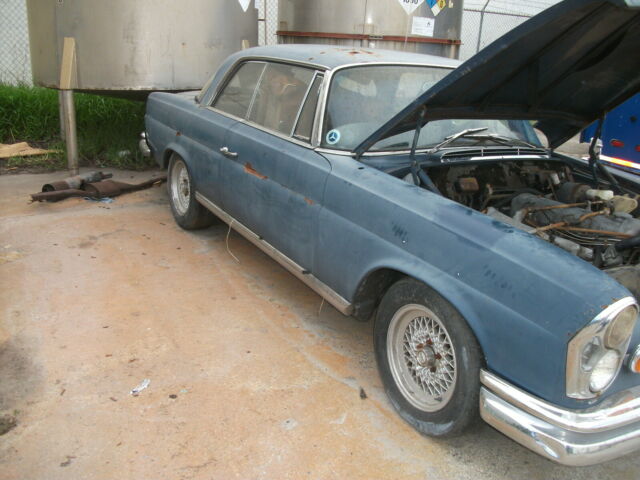 Mercedes-Benz 200-Series 1963 image number 17