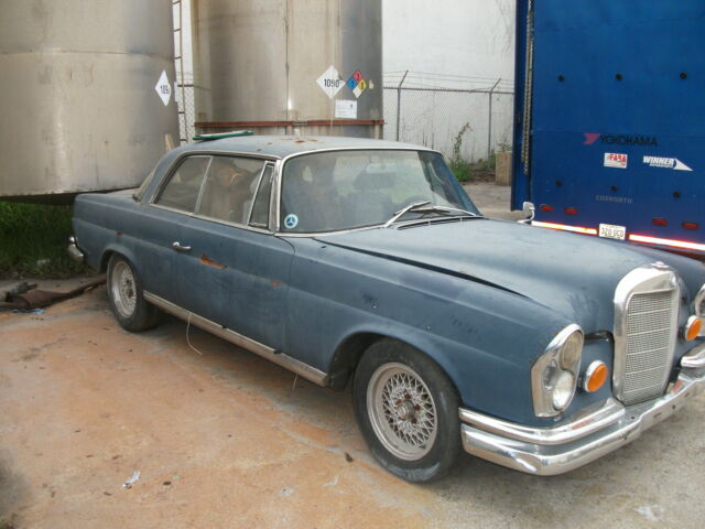 Mercedes-Benz 200-Series 1963 image number 21