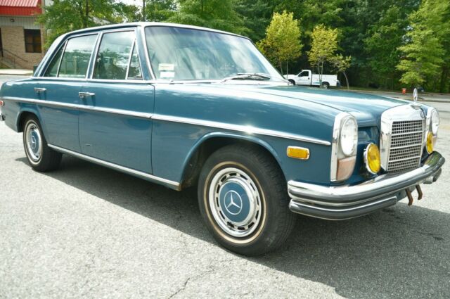 Mercedes-Benz 200-Series 1971 image number 0